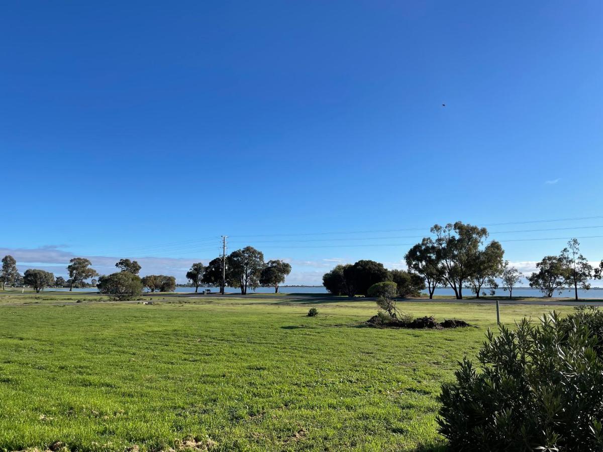 Happy Wanderer Motel Lake Boga On The Lake With Lake Views Exterior foto