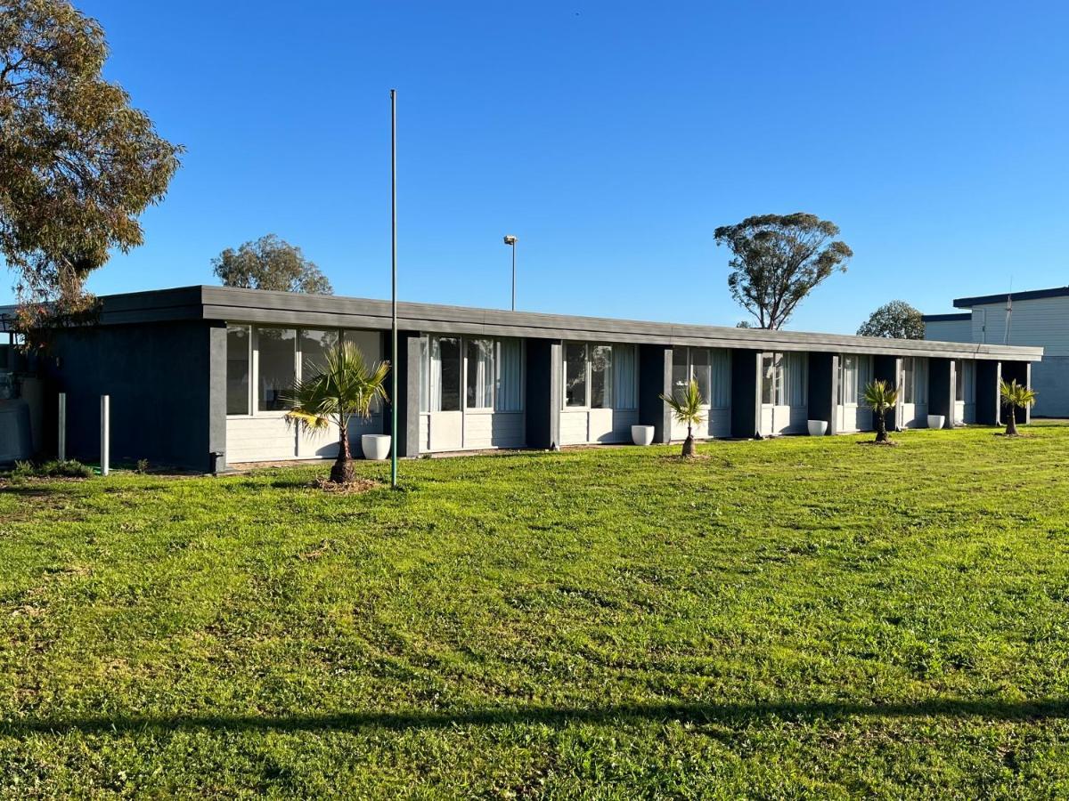 Happy Wanderer Motel Lake Boga On The Lake With Lake Views Exterior foto